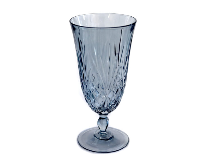 Melodia Indigo goblet with a 13 oz capacity, featuring a faceted cut-glass design and deep indigo coloring. Elegant and refined, perfect for water, wine, or specialty beverages at events.