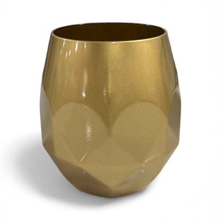 Opaque gold tumbler with a geometric design and glossy finish. The glass has a modern, elegant look and belongs to the Stella collection.
